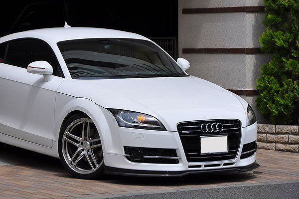 屋外に停車した白いAudi TT