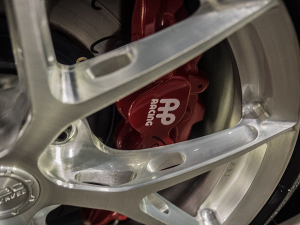 AP Racingの赤いブレーキキャリパーとアルミホイール