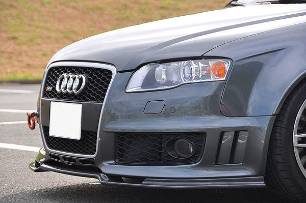 濃色のAudiのグリルとフロントバンパー