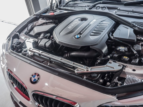BMW M PerformanceエンジンのアップとCPM補強パーツ