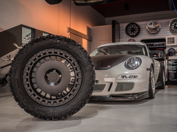 ガレージにあるRotiformのホイールとポルシェ911