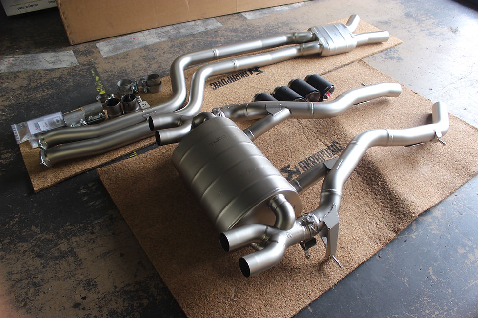 BMW F82 M4 Akrapovic チタンマフラー 1