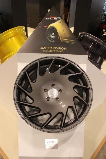 400本限定のVOSSEN VLE-1ホイールの展示パネル