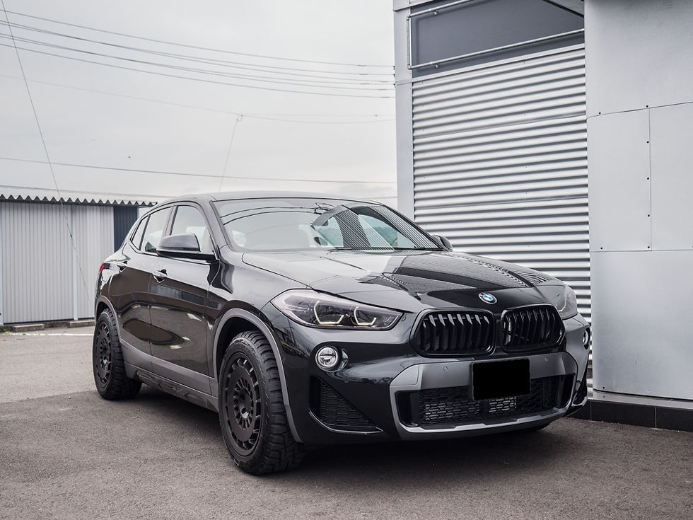 オフロードタイヤを装着した黒のBMW X2