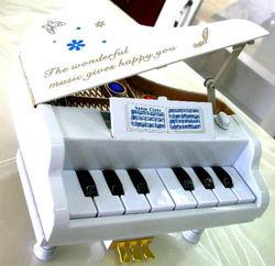 mini piano branco