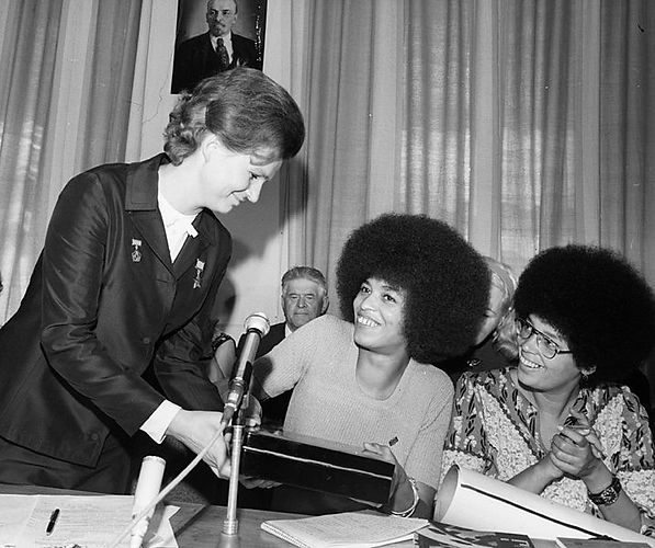 ANGELADAVIS_716px-RIAN_archive_717718_Va