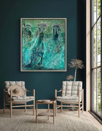 Heike Lin Triebel – „WILD HORSES VIII“, 2022, Acrylgemälde mit drei galoppierenden Pferden in Türkistönen, 120 × 140 cm, mit Gaze und Oxidationsstrukturen
