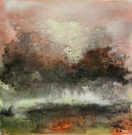 MISTY HORIZONS II, 2024, 30 × 30 cm, acrylic and ash on canvas. A textured, atmospheric landscape capturing the interplay of light and shadow in a mist-covered horizon. The layered earth tones and smoky blacks create a sense of mystery and depth, evoking the fleeting beauty of shifting weather and distant, fading horizons.
MISTY HORIZONS II, 2024, 30 × 30 cm, Acryl und Asche auf Leinwand. Eine strukturierte, atmosphärische Landschaft, die das Zusammenspiel von Licht und Schatten in einem nebelverhangenen Horizont einfängt. Die geschichteten Erdtöne und rauchigen Schwarznuancen erzeugen eine geheimnisvolle Tiefe und rufen die vergängliche Schönheit wechselnder Wetterstimmungen und ferner Horizonte hervor.