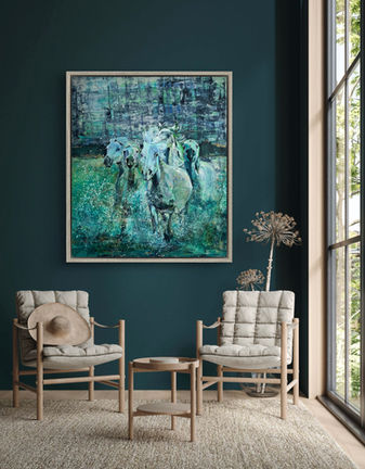 “WILD HORSES IV” von Heike Lin Triebel, 2020 – Gruppe weißer Pferde in Bewegung durch grüne Landschaft, Acryl, Firnis, Mull und Oxidation auf Leinwand, 120 × 140 cm.