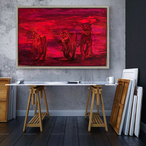 Heike Lin Triebel, „THE THREE OF THE SAVANNAH“, 2023, 120 × 80 cm, Acryl und Sand auf Leinwand. Drei junge Löwen in einem glühend roten Savannenbild.