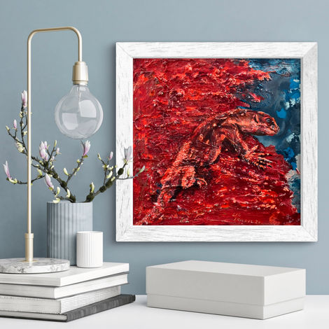 Heike Lin Triebel, „CHILI-LIZARD“, 2024, 30 × 30 cm, Acryl, Sand, Asche und Kaffee auf Leinwand. Eine rötlich getönte Echse, eingebettet in eine glutrote, strukturierte Landschaft.