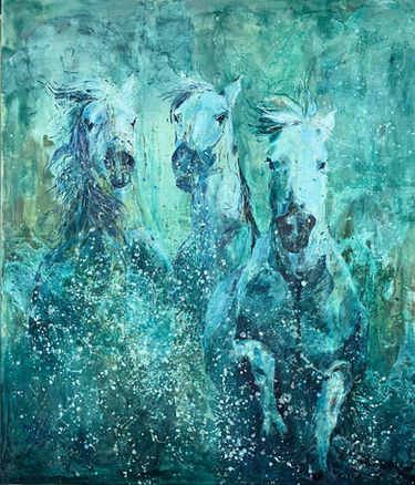 WILD HORSES IX, 2020, 120 × 140 cm, acrylic, varnish, gauze, and oxidation media on canvas. A dynamic and expressive painting featuring three wild horses emerging from a misty, water-filled landscape. The artwork captures raw movement, power, and freedom, with deep turquoise and green hues creating an atmospheric depth.”

WILD HORSES IX, 2020, 120 × 140 cm, Acryl, Lack, Gaze und Oxidationsmedien auf Leinwand. Ein dynamisches und expressives Gemälde mit drei wilden Pferden, die aus einer nebligen, wasserreichen Landschaft auftauchen. Das Kunstwerk vermittelt rohe Bewegung, Kraft und Freiheit, während tiefes Türkis und Grüntöne eine atmosphärische Tiefe schaffen.