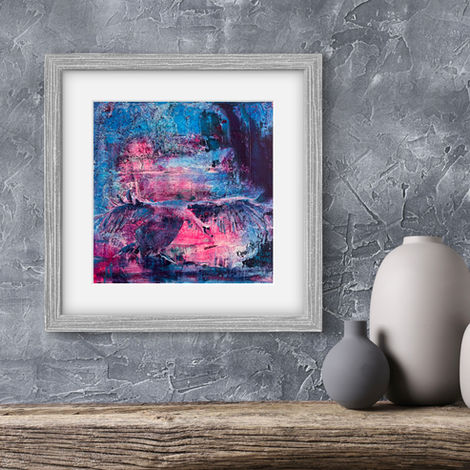 Heike Lin Triebel, „SWANES & CRANES No. 3“, 2022, 30 × 30 cm, Acryl, Sand, Asche und Kaffee auf Leinwand. Ein Schwan im Moment des Abhebens, eingefasst in Violett und Rosé.