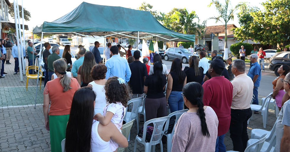 "Autoridades, convidados e moradores acompanham o início da cerimônia de entrega da nova viatura da Polícia Militar. Após a composição da mesa de honra, todos participaram da execução do Hino Nacional Brasileiro, marcando a abertura oficial da solenidade."