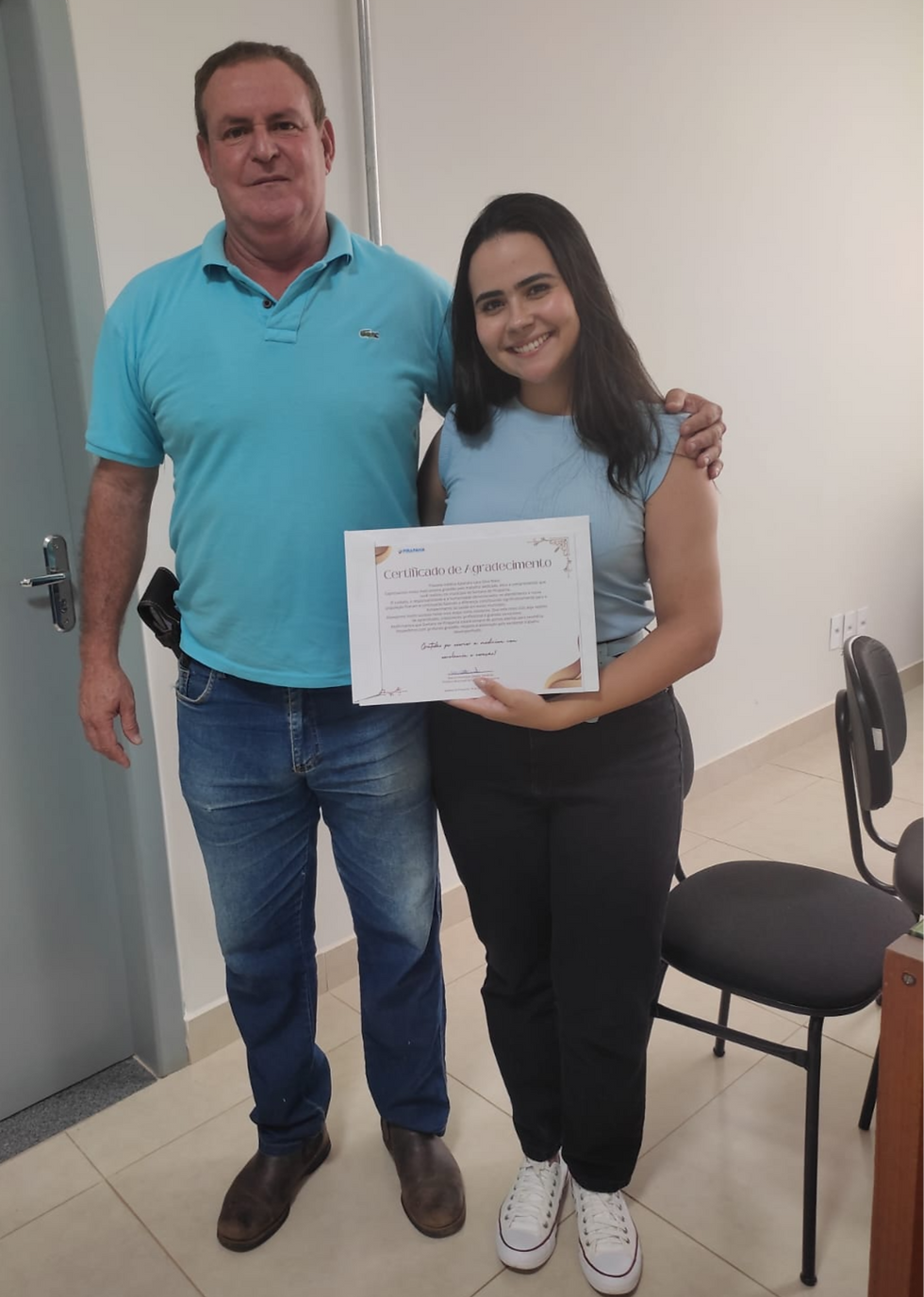 Médica Dra. Aylandra Lara Silva Melo, recebendo homanegem do Prefeito Marcos Tameirão
