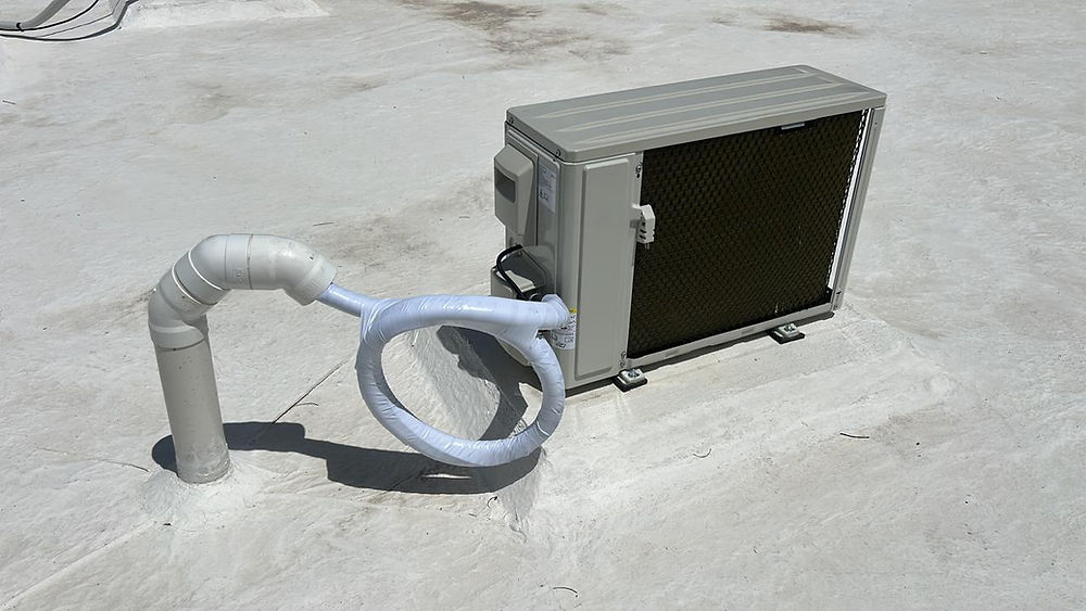 Instalación aire acondicionado minisplit correcta equipo nuevo HVAC Tulum instalación profesional aire acondicionado Riviera Maya tubería aislada instalación limpia
