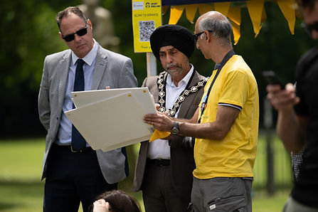 Deputy mayor with Gariesh photo