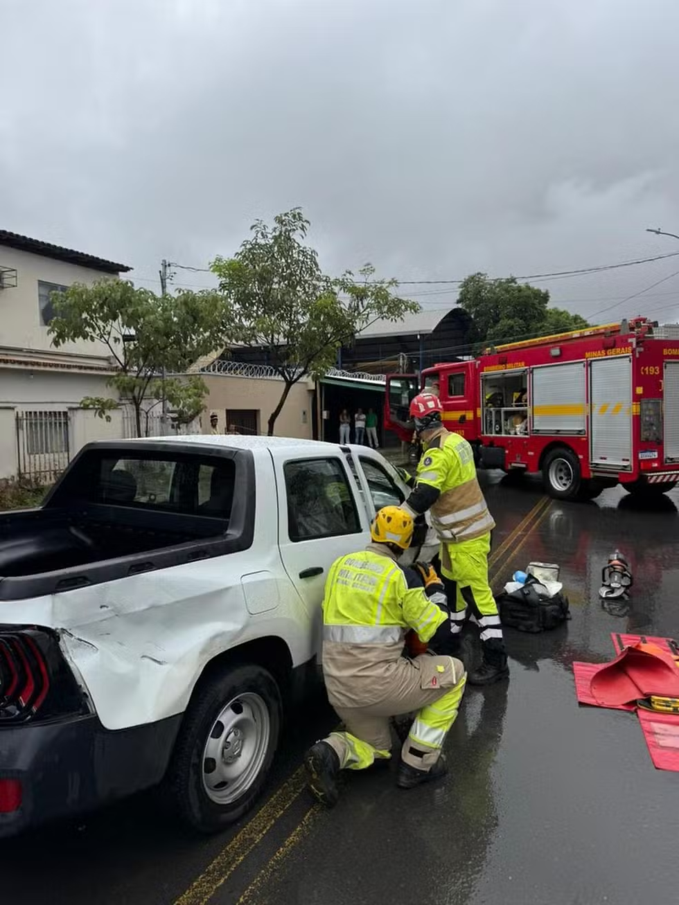 Passageira ficou retida na caminhonete — Foto: Corpo de Bombeiros