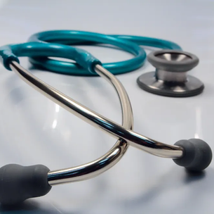 Médica é denunciada por homicídio após morte de paciente em mini lipo em Montes Claros