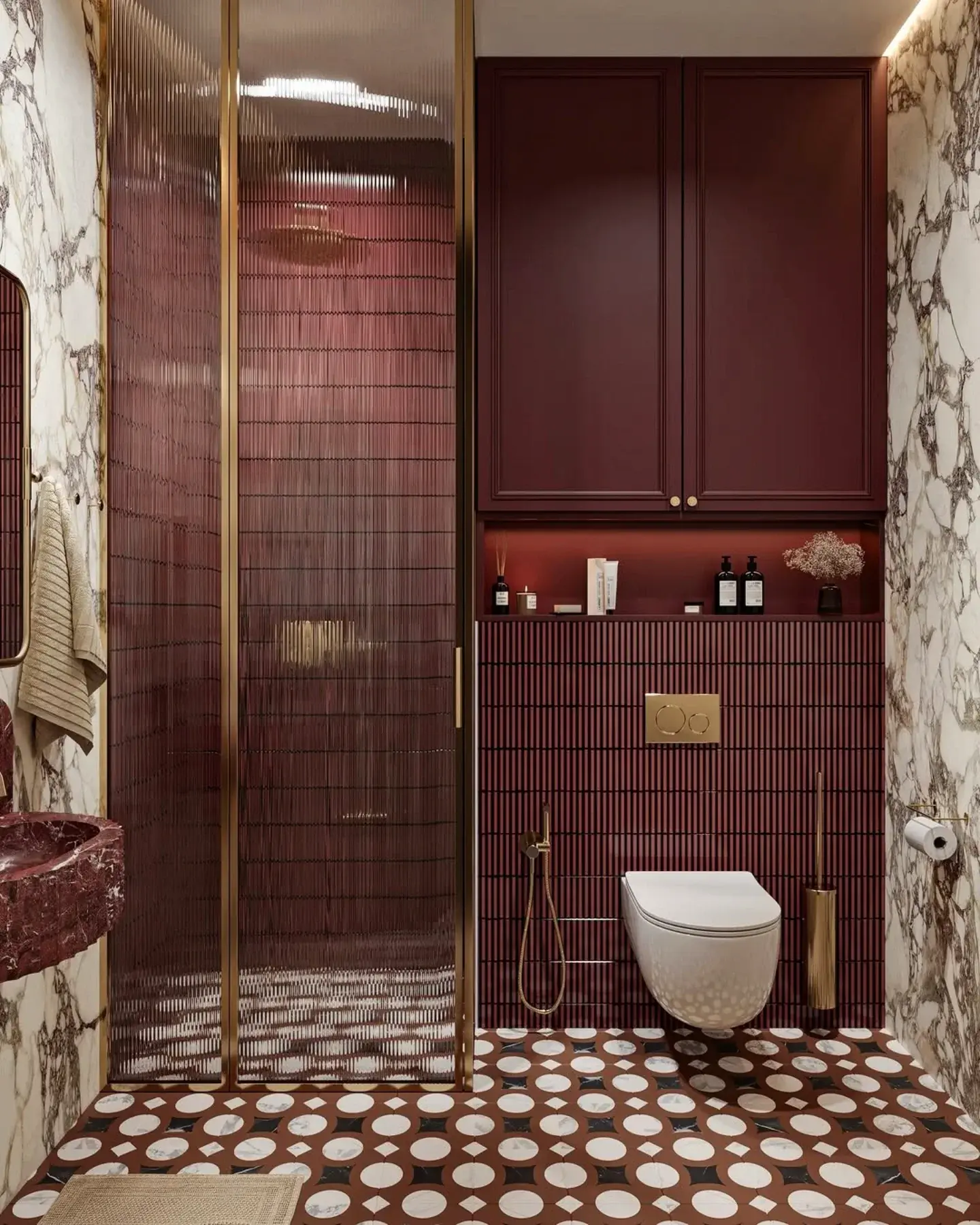 Bordo duvar dolabı, pirinç detaylar ve desenli zeminli renkli WC | Beycoast