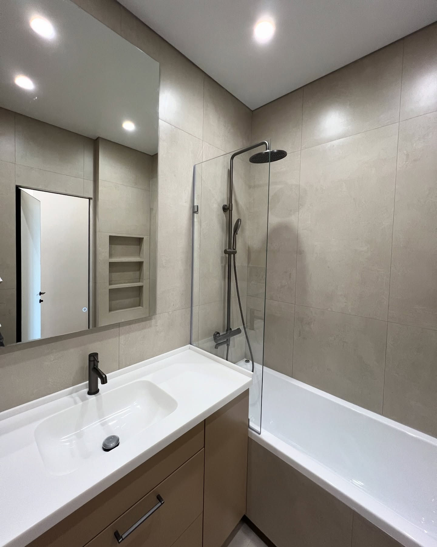 Küvet, duş paneli ve aynalı lavabo dolabıyla planlanmış kompakt banyo | Beycoast