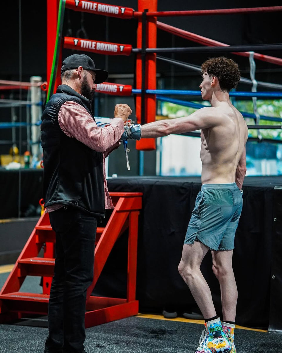 Juan Francisco Fonseca poniéndose los guantes