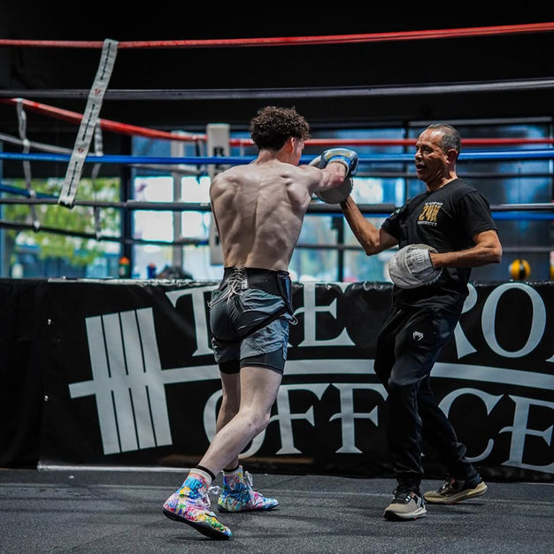 Entrenamiento intenso de boxeo con Juan Fonseca