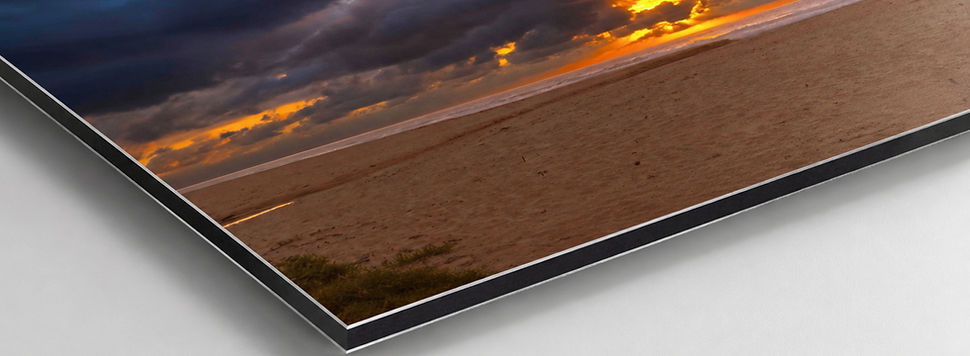 Close-up of an aluminium Dibond fine art print showing its slim layered edge