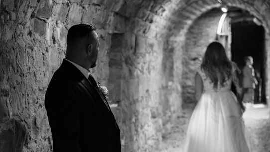 Bräutigam blickt Braut an, im Tunnel, Brautkleid. Hochzeit Bilder / Fotografie. Hochzeitsfotograf Mittelfranken Tibofilmfoto