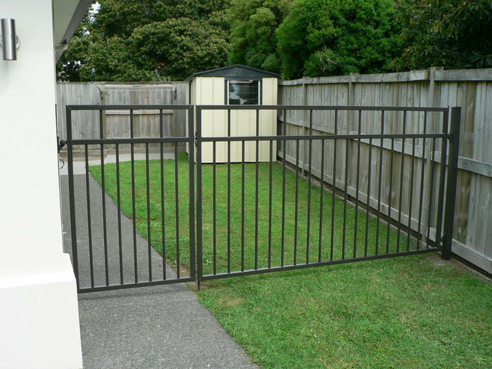 Side gate and double opening