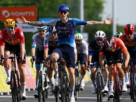 Jake Stewart verrast in vijfde etappe van de Dauphiné, Evenepoel blijft leider ondanks val.