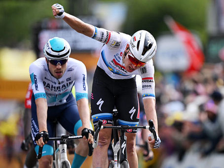 Regenetappe vol drama: Merlier wint chaotische sprint in Dunkerque, valpartijen teisteren het peloton in Noord-Frankrijk.