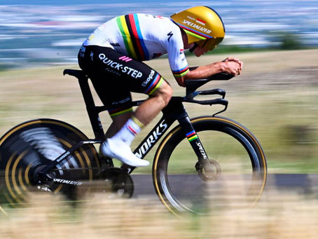 Remco Evenepoel vliegt naar de zege in tijdrit en grijpt leiderstrui in de Dauphiné.