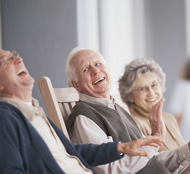 personas mayores riendo