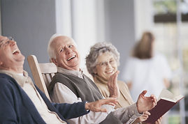 Les personnes âgées riant