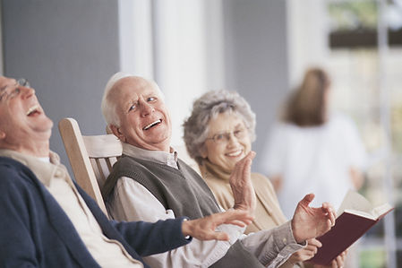 Les personnes âgées riant
