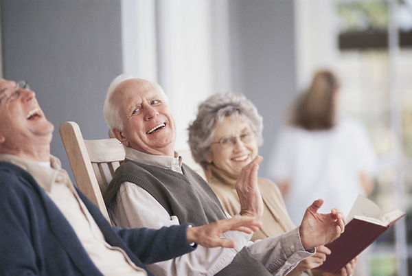 Les personnes âgées riant