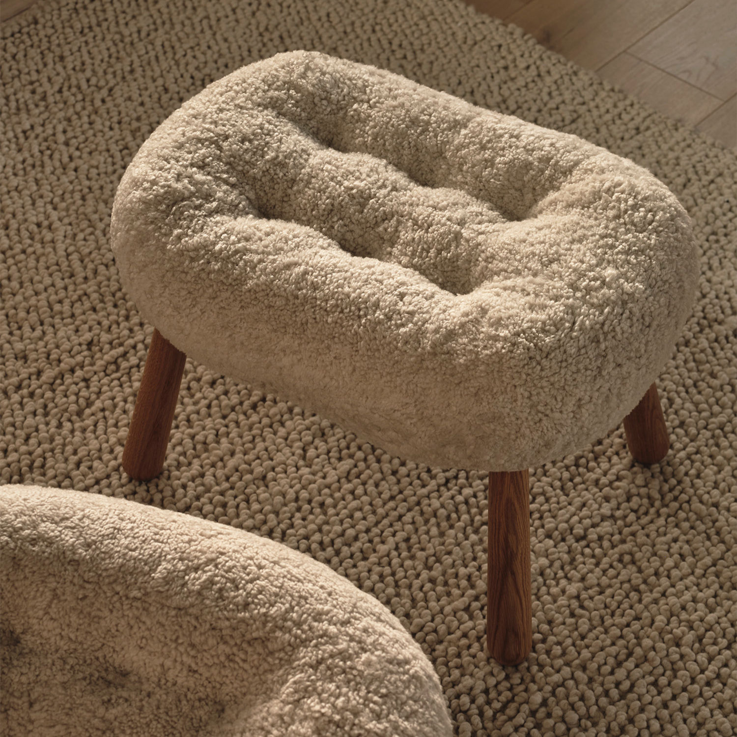 Dagmar Clam Stool in Sheepskin Moonlight – Hocker von Arnold Madsen