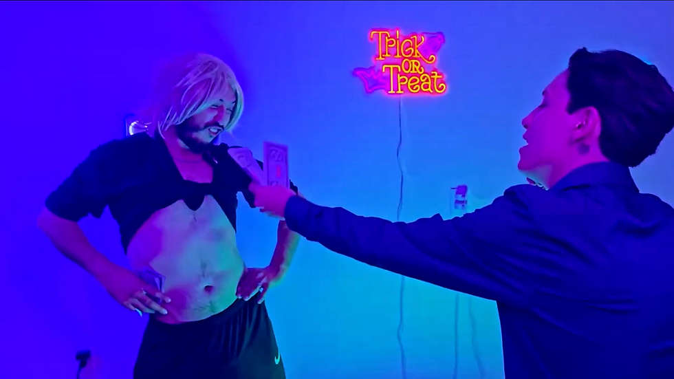 Aaron James seduce a La Bicocho