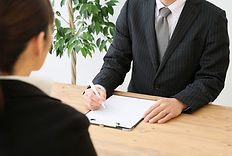 相談する女性