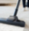 Nettoyage professionnel d’un tapis à l’aspirateur.