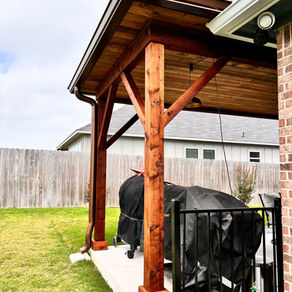 Seamless-gutter-installation-crew-fabricating-aluminum-gutters-on-site-for-a-Central-Texas-home