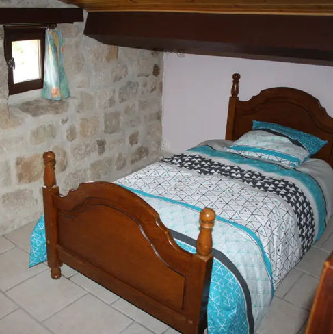 La Magnanerie : Chambre d'hôtes familiale en Sud Ardèche
•  Capacité d'accueil : pour 5 personnes 
 (1 lit 160, 3 lits 90)
3 pièces, salle d'eau et WC séparés 
•Idéal pour les familles 
