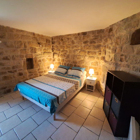 La Magnanerie : Chambre d'hôtes familiale en Sud Ardèche
•  Capacité d'accueil : pour 5 personnes 
 (1 lit 160, 1 lit 140 et 1 lit 90)
3 pièces, salle d'eau et WC séparés 
•Idéal pour les familles 
