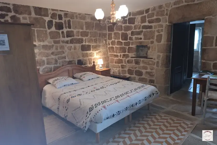 La Magnanerie : Chambre d'hôtes familiale en Sud Ardèche
• Capacité d'accueil : pour 5 personnes
(1 lit 160, 3 lits 90)
3 pièces, salle d'eau et WC séparés
•Idéal pour les familles