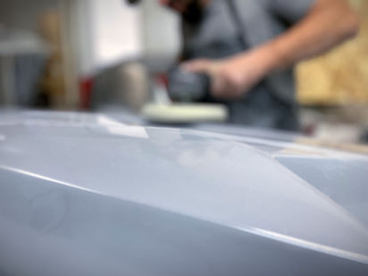 Technicien en train de travailler à la préparation d'un moule en composite pour la production de pièces en fibre de carbone