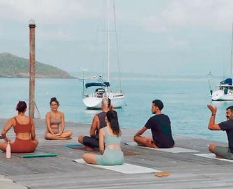 aula de yoga presencial no iate club no centro de buzios rj