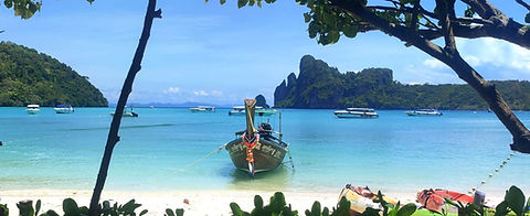 Longtail boat sur la plage de Loh Dalum bay - Koh Phi Phi Don