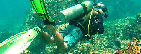 plongeur en formation d'Advanced Open Water PADI en Thailande