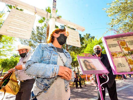 Maestra se encadena por despido injustificado